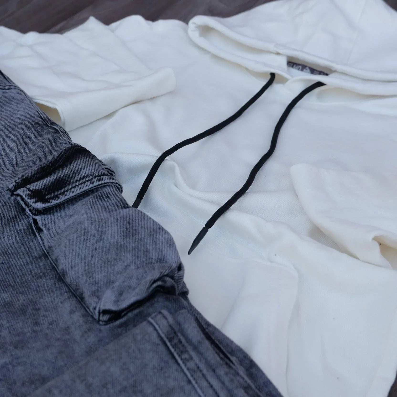 Ensemble Jean Cargo Délavé Gris + Sweat à Capuche Blanc Kelmo