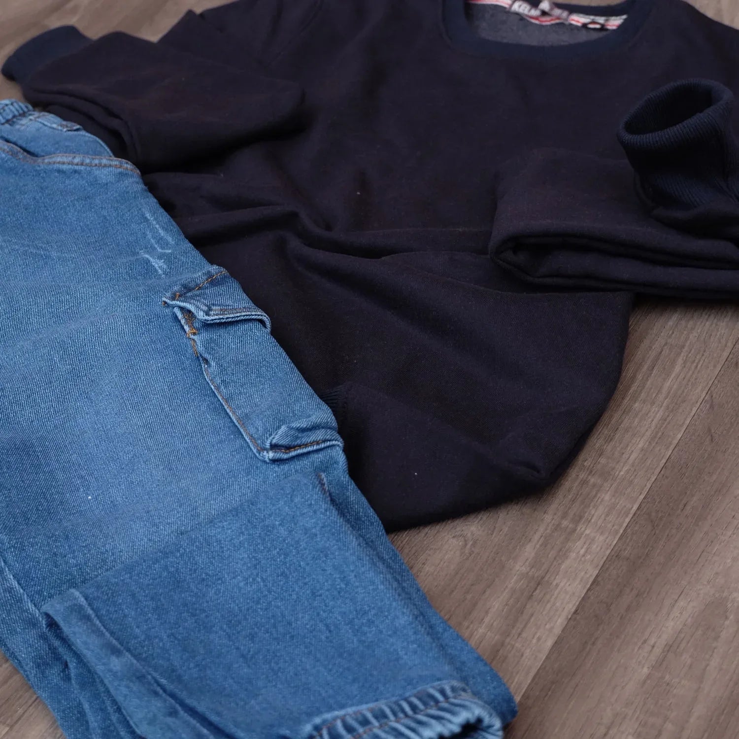 Ensemble Cargo Jeans Délavé Bleu + Sweat Bleu Marine Kelmo