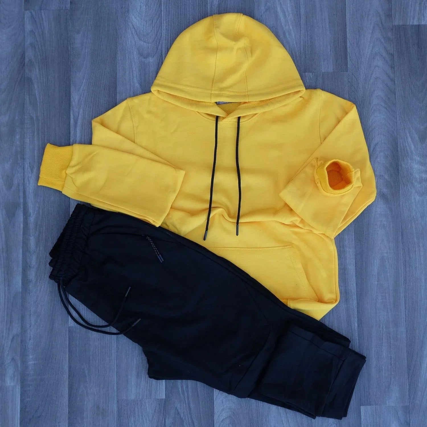 Ensemble Jogging Beska Cargo Noir + Sweat à Capuche Jaune Kelmo