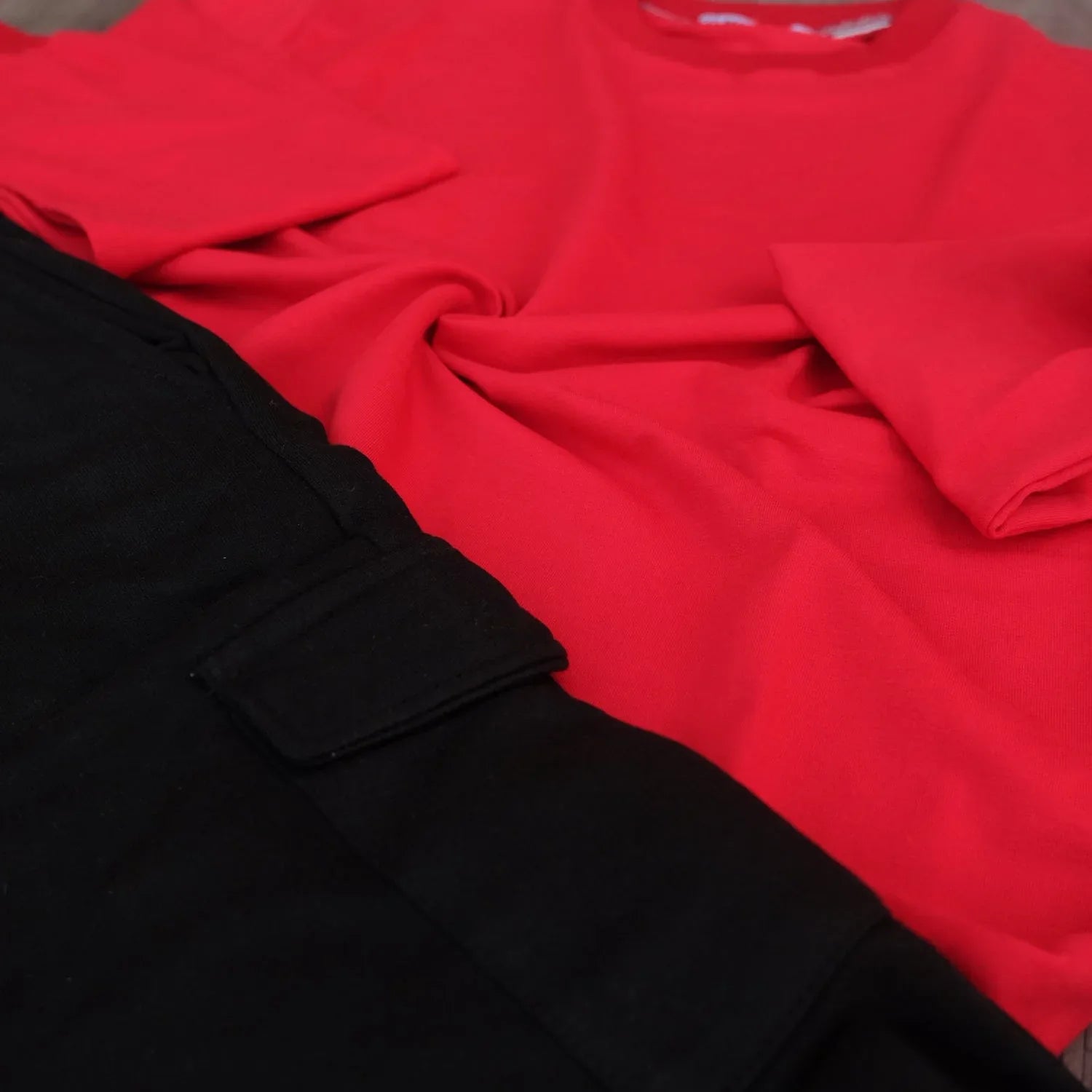Ensemble Jogging Cargo Noir + Sweat Rouge Kelmo