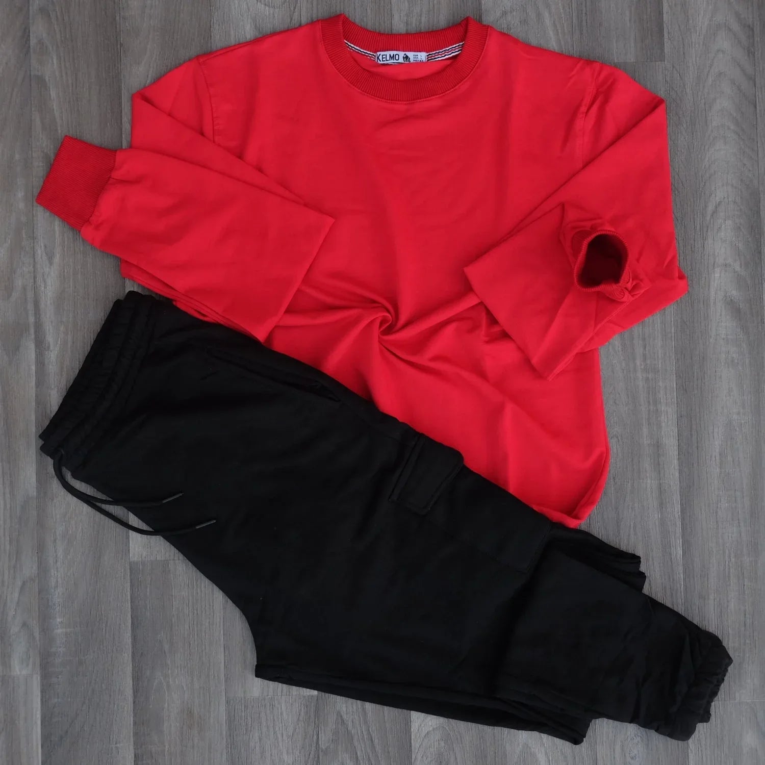 Ensemble Jogging Cargo Noir + Sweat Rouge Kelmo